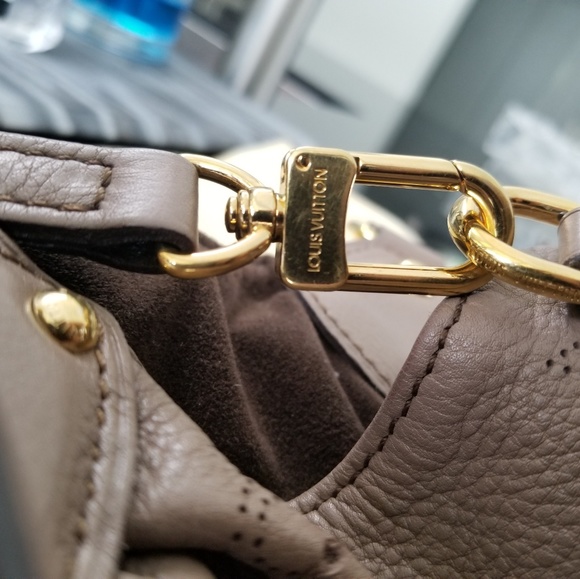 🤩SOLD🤩Vuitton Mahina Hobo L Poudre - Picture 4 of 8